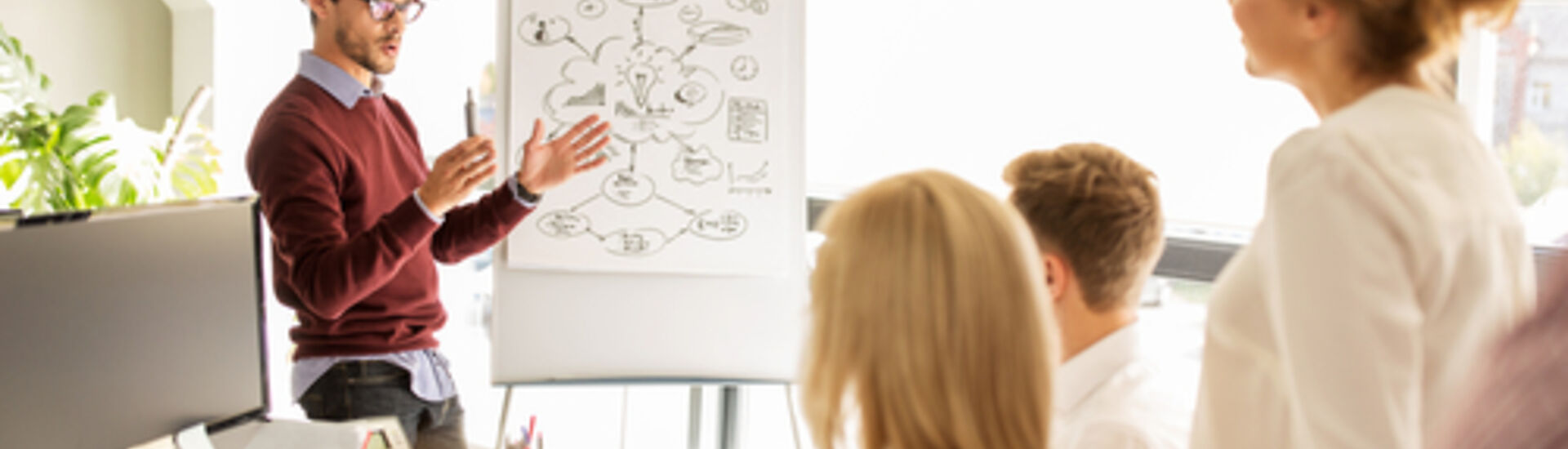 Els teus venedors silenciosos. Principis bàsics en façana, rètol, entrada i aparador.