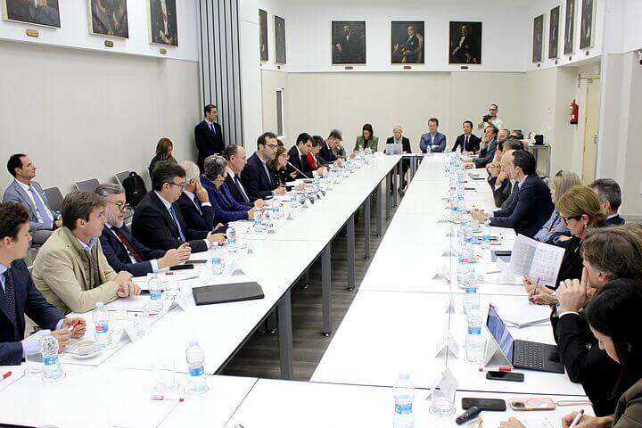 Les empreses afectades per la DANA transmeten les necessitats urgents al Ministre d’Economia Carlos Cuerpo