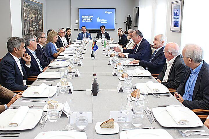 Fotonoticia: reunión de trabajo sobre la vivienda con la vicepresidenta Susana Camarero